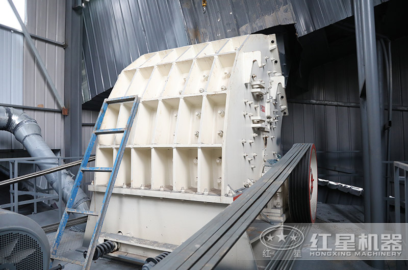 石灰石破碎客戶現(xiàn)場，適用錘破機