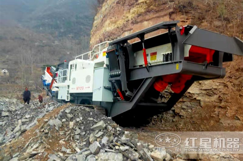 露天采礦碎石移動(dòng)式破碎機(jī)現(xiàn)場 露天采礦碎石移動(dòng)式破碎機(jī)現(xiàn)場