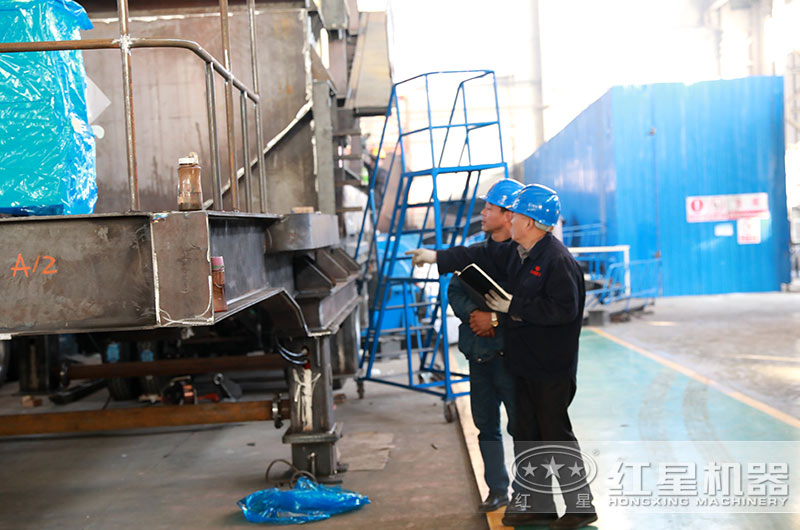 為保證質(zhì)量，老師傅現(xiàn)場指導(dǎo)設(shè)備生產(chǎn)