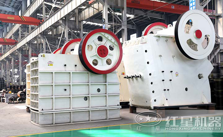 顎式破碎機(jī)實(shí)拍圖，型號(hào)多樣，價(jià)格在10-80萬(wàn)之間