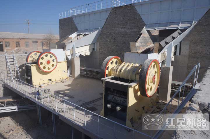 河北制砂生產(chǎn)現(xiàn)場，兩臺顎破同時有效生產(chǎn)
