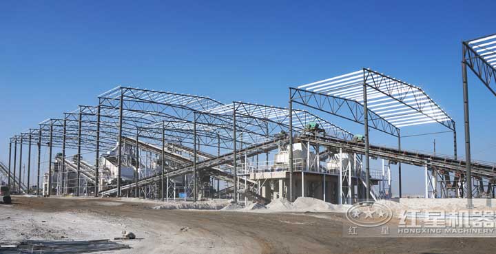 時產(chǎn)800噸生產(chǎn)現(xiàn)場，多臺設(shè)備同時作業(yè)