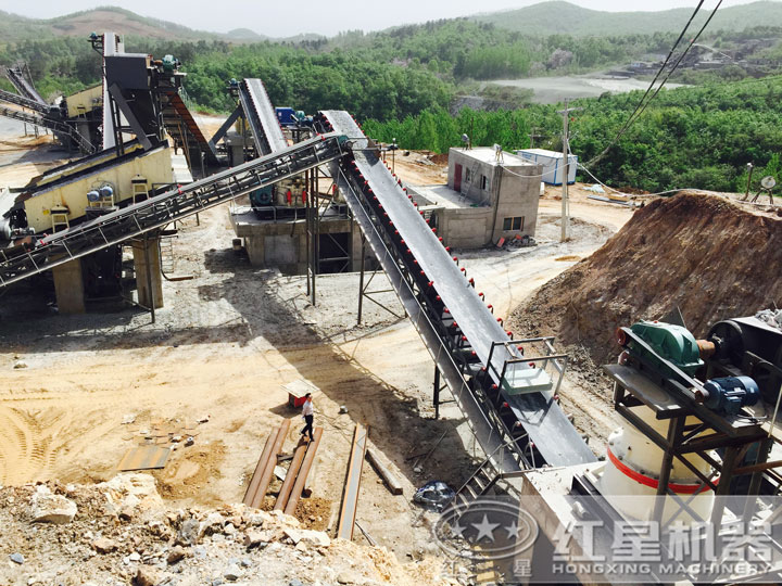 碎石現(xiàn)場，多種破碎設(shè)備可搭配使用