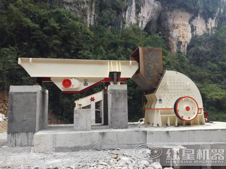 應(yīng)用在制砂生產(chǎn)線中的重錘式破碎機，破碎力大