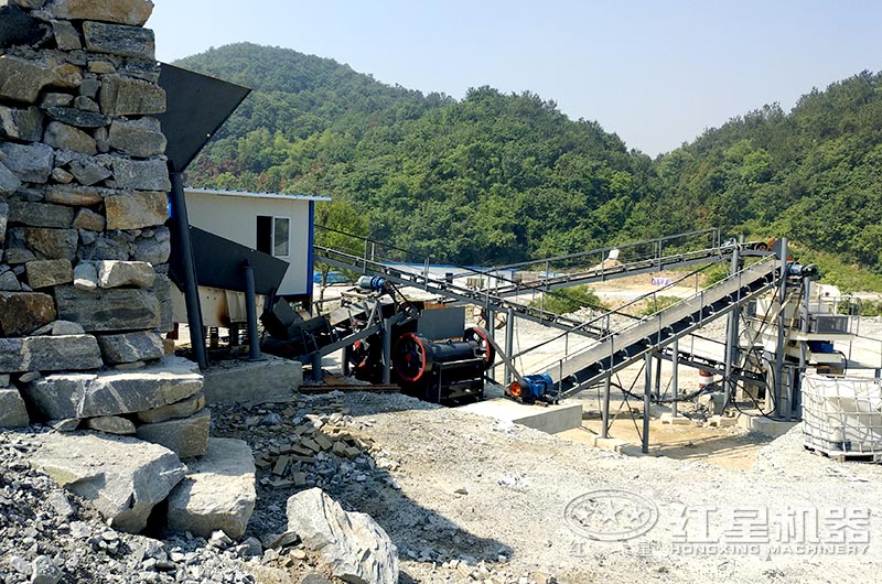 顎式細(xì)破碎機(jī)破碎現(xiàn)場(chǎng)，搭配制砂機(jī)使用